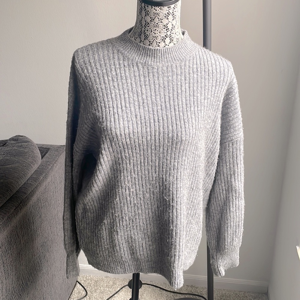Grey chunky sweater from Forever 21. In pretty decent condition.